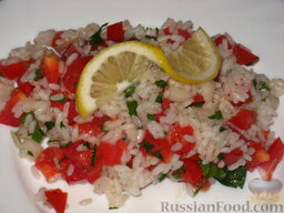 Салат "Пикантный": Салат с рисом и помидорами готов. Приятного аппетита!