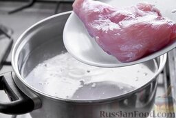 Сырный суп: Мясо промыть и целым куском отправить в ещё холодную воду. Мясо должно вариться около получаса.