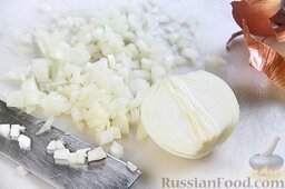 Сырный суп: Лук почистить и мелко нарезать.