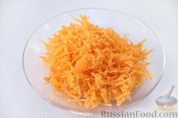 Сырный суп: Морковь натереть на мелкой терке.