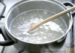 Сырный суп: Отправить в бульон лук, морковь и перемешать.