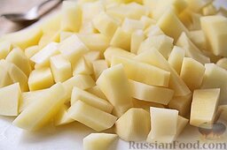 Сырный суп: Картофель почистить и нарезать небольшими кубиками.