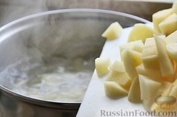 Сырный суп: После закипания супа отправить в него картофель. Варить 10 минут.