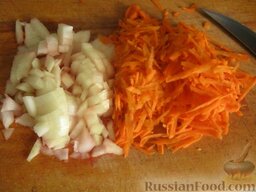 Турецкий чечевичный суп-пюре: Почистить и помыть морковь и лук. Лук порезать кубиками а морковь натереть на крупную терку.