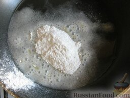 Турецкий чечевичный суп-пюре: Нагреть сковороду, налить 6 ст. ложек растительного масла. Обжарить 2 ст. ложки муки.