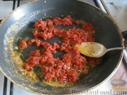 Турецкий чечевичный суп-пюре: Затем добавить 2 ст. ложки томат-пасты, поперчить, посолить и добавить все в кастрюлю.