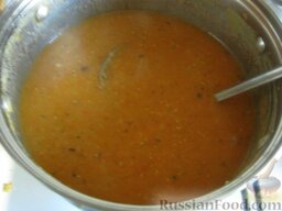 Турецкий чечевичный суп-пюре: Добавить специи и мяту. Попробовать на соль, если есть необходимость посолить. Пусть суп-пюре из чечевицы покипит 5 минут.