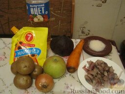 Селедка под шубой с яблоком: Вот такие продукты.    Как приготовить селедку под шубой:    Помыть и отварить до готовности картофель, свеклу и морковь.