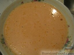 Мясные "Ежики": Сделать соус. Перемешать сметану, томатную пасту, добавить полстакана воды, посолить и перемешать.