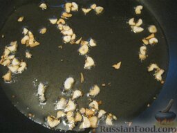 Паста с тунцом: Нагреть сковороду, налить 4 ст. ложки растительного масла. Обжарить чеснок.