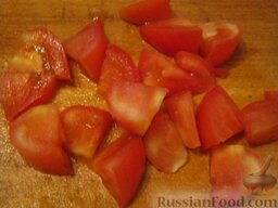 Паста с тунцом: Помыть и порезать помидоры.