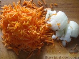 Рис с овощами на гарнир: Как приготовить рис с овощами:    Морковь и лук почистить. Помыть. Лук порезать кубиками. Морковь натереть на крупную терку.