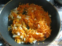 Рис с овощами на гарнир: Нагреть сковороду. Налить 50 г растительного масла (растопить сливочное). Поджарить овощи на сковородке , помешивая 4-5 минут.