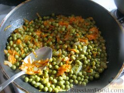 Рис с овощами на гарнир: Добавить зеленый горошек. Тушить все вместе еще 5 минут.  Посолить, поперчить и добавить любимые специи.