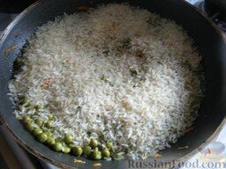 Рис с овощами на гарнир: Сверху засыпать рис, распределяя его по всей площади.