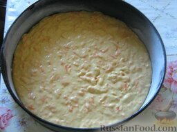 Пирог из тыквы: Добавить муку и очень хорошо перемешать. Смазать форму растительным маслом и присыпать мукой. Вылить тесто в форму.