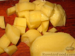 Похлебка гороховая с грибами: Картофель очистить, нарезать кубиками. Добавить в кастрюлю и варить 10 минут