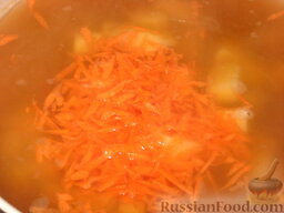 Похлебка гороховая с грибами: Морковь очистить и натереть на крупной терке. Добавить в кастрюлю и варить еще 5 минут.