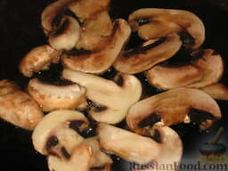 Похлебка гороховая с грибами: Разогреть на сковороде растительное масло. Обжарить грибы на среднем огне до легкой румяности, посолив и поперчив их по вкусу.