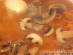 Похлебка гороховая с грибами: Добавить грибы и лавровый лист в кастрюлю, довести суп гороховый с грибами до кипения. Готовый суп при необходимости досолить по вкусу.