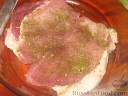 Свиные отбивные, запеченные под шубой: На лук выложить мясо, посыпать солью и специями по вкусу.