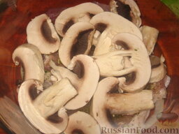 Свиные отбивные, запеченные под шубой: На мясо выложить вымытые грибы, нарезанные пластинами.