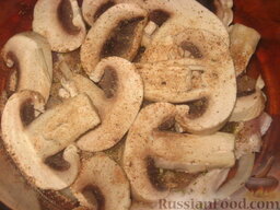 Свиные отбивные, запеченные под шубой: Посолить, поперчить, добавить приправу к грибам, полить 1 ст.л. растительного масла.