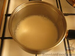 Суп с плавлеными сырками и вермишелью: Воду налить в кастрюлю и довести до кипения. Добавить в кипящую воду сыр и готовить, помешивая, до полного растворения сыра (около 7 минут).