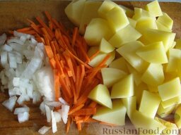 Суп с плавлеными сырками и вермишелью: Тем временем картофель и лук почистить, вымыть, нарезать кубиками. Морковь почистить, вымыть, натереть на крупной терке.
