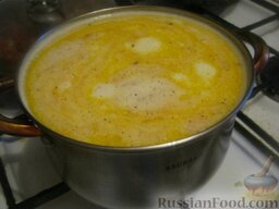 Суп с плавлеными сырками и вермишелью: В кастрюлю добавить нарезанный картофель и обжаренные овощи, посолить и поперчить. Варить суп на маленьком огне до готовности картофеля, минут 15-20.  Затем добавить в суп вермишель, варить 3 минуты.