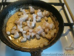 Мамалыга со шкварками и луком: Нагреть сковороду, выложить сало. Пожарить на среднем огне шкварки.