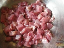 Свинина, запеченная с картофелем: Включить духовку, разогреть до 180 градусов. Мясо помыть, осушить. Нарезать кубиками.