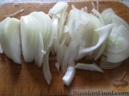 Свинина, запеченная с картофелем: Лук почистить, помыть и нарезать полукольцами.