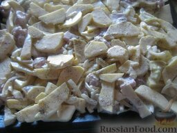 Свинина, запеченная с картофелем: Противень смазать растительным маслом. Выложить картошку с мясом.