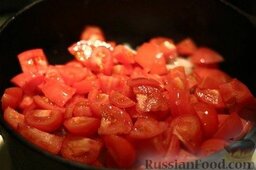 Чахохбили: Минут через пять добавить помидоры.   Тушить на медленном огне под крышкой полчаса.