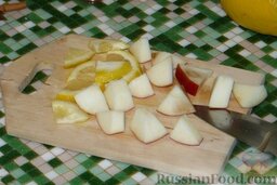 Яблочный глинтвейн: Как приготовить глинтвейн с яблоками:    Лимоны и яблоки режем произвольно. Крупно - если они нам нужны только для вкуса, или мелко - если хотим класть их в бокалы.