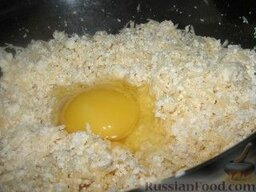 Пирожки из теста на кефире: Смешать сыры и яйцо для начинки.