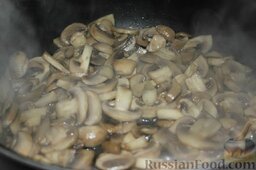Пирог с мясом утки, картофелем и грибами: ...и обжарим для выпаривания воды, которая появится в сковороде в процессе жарки, но грибы должны остаться сочными.