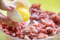 Котлеты мясные (из говядины): Разбить яйцо.
