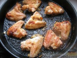Куриные крылышки в медовом соусе: Подавать куриные крылышки в медовом соусе с гарниром или к пиву. Приятного аппетита.