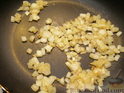 Начинка из цветной капусты: Разогреть сковороду. Добавить 10 г сливочного масла или 0,5 ст. ложки растительного масла. На среднем огне, помешивая, обжарить лук (7-10 минут).