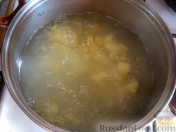 Вегетарианский постный овощной супчик с цветной капустой: Налить в кастрюлю 2,5 литра воды, поставить на огонь. Когда вода вскипит бросить картошку.