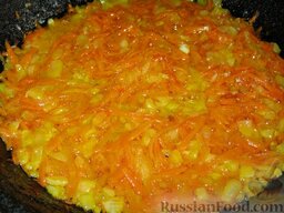 Вегетарианский постный овощной супчик с цветной капустой: Сделать поджарку. Нагреть сковороду, налить растительное масло. Обжарить на среднем огне 5 минут лук и морковь, периодически помешивать.
