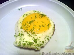 Шницель рубленый с яйцом: Рубленый шницель с яйцом - вариант подачи, яйцо на шницеле.