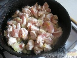 Паста с курицей в сливочно-сырном соусе: Мясо помыть. Нарезать на кусочки. Лук почистить и порезать. Сковороду разогреть, налить растительное масло. Обжарить лук помешивая 5 минут. Затем добавить курицу.