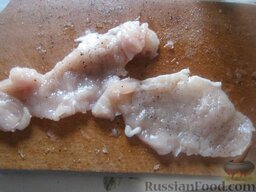 Куриное филе под  сырной шубой: Как приготовить курицу под шубой в духовке:    Включить духовку и разогреть до 180 градусов.  Филе курицы помыть, осушить. Порезать на кусочки.