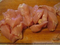 Отбивная из куриной грудки: Как приготовить отбивные из куриной грудки:    Куриное филе вымыть и обсушить. Порезать на порционные кусочки.