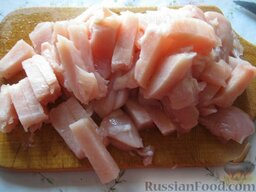 Куриное филе под сырно-яичным соусом: Как приготовить куриное филе под соусом:    Филе курицы помыть, осушить и порезать на полоски.