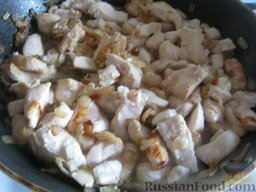 Куриное филе под сырно-яичным соусом: Добавить куриное филе и жарить, помешивая, на среднем огне 10 минут.