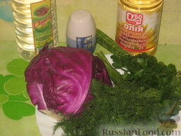 Салат "Рождественский" из краснокочанной капусты: Продукты простые и количество ингредиентов минимальное.